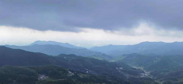 在望佛亭俯瞰时的“一览众山小”.png