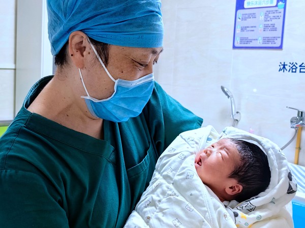 5.文明，在宝宝人生第一个澡后与医者相视的温馨.jpg